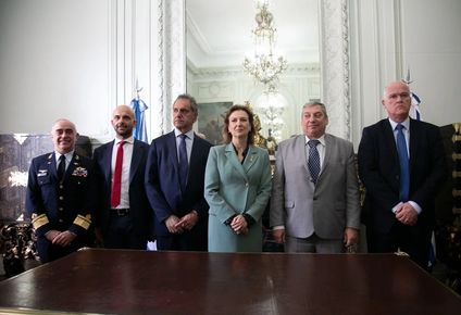 De izquierda a derecha: el director nacional de Aviación Civil e Infraestructura Aeronáutica de Uruguay, Leonardo Blengini; Franco Mogetta; Daniel Scioli; Diana Mondino; el embajador del Uruguay en Argentina, Carlos Enciso y el subsecretario de Transporte y Obras Públicas de Uruguay, Juan José Olaizola