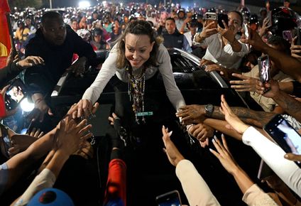Machado saluda a partidarios mientras ingresa a Caracas