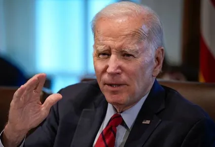 como se compara el hallazgo de documentos clasificados en oficinas privadas de biden con los encontrados en la mansion de trump