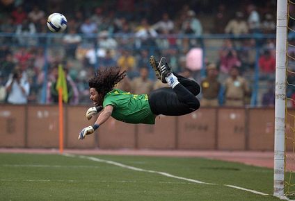 Después de Wembley, Higuita siguió realizando su peculiar maniobra en varios partidos amistosos.