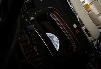 Wiseman también tomó esta fotografía, titulada Artemis II mirando a la Tierra, desde una de las cuatro ventanas principales de la nave espacial Orión.