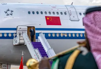 El presidente chino Xi Jinping al arribar a Arabia Saudita