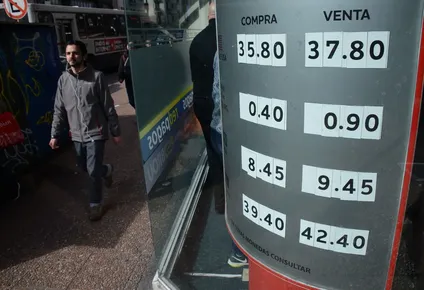 el dolar sigue imparable y coquetea con los $ 38 en la venta de los cambios