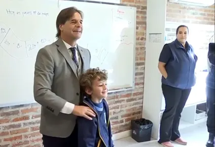 Lacalle Pou en su visita al Instituto Impulso, junto al niño que le preguntó por qué el agua está salada