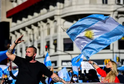 Argentina sufre por una recesión económica agravada por la pandemia y el confinamiento obligatorio extendido
