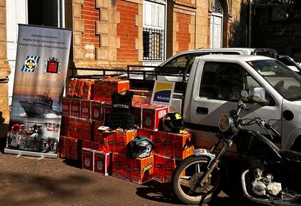 Las botellas de alcohol y los vehículos incautados en el operativo