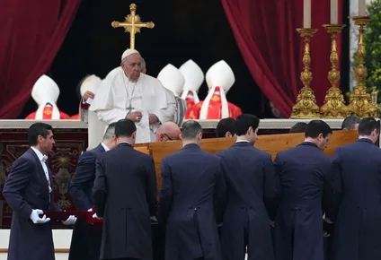 mas de 200.000 fieles despidieron a benedicto xvi en una ceremonia que presidio el papa francisco
