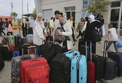 Familias abandonan Gaza por el paso de Rafá