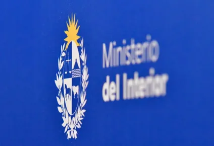 interior investiga de urgencia por que no le notificaron a lacalle antecedentes de astesiano