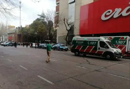 Amenzan de bomba a tres canales de noticias que debieron abandonar las instalaciones
