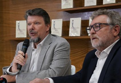 carlos de elia plasmo en un libro la historia de la victima del padre grassi que tardo 20 anos en poder contarla