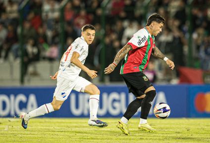 Federico Bais contra Maximiliano Noble en el partido entre Deportivo Maldonado y Nacional