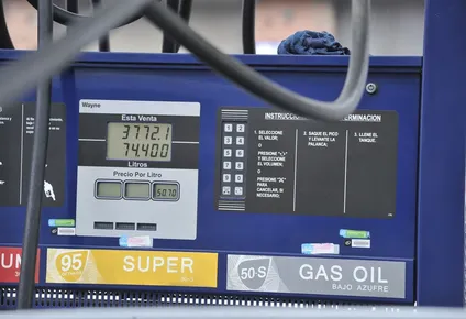 ¿suba, baja o congelamiento de nafta y gasoil? asi viene la foto de los combustibles para marzo