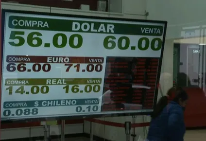 el derrumbe en los mercados dejo el dolar arriba de los 55 pesos argentinos