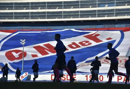 Bandera gigante con el escudo del Club Nacional de Football