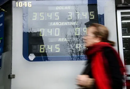 el dolar bajo 0,6% y corto racha al alza de cinco semanas