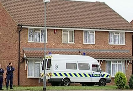 La policía británica registró los domicilios de Bayoumi en Birmingham.