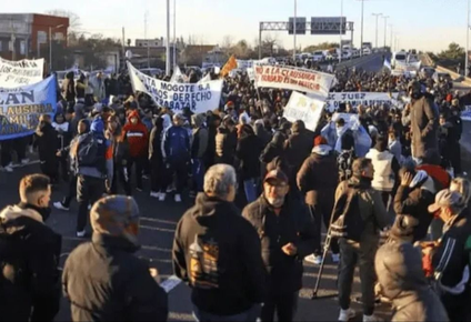 Los puesteros y trabajadores que dependen de La Salada protagonizaron este martes una nueva jornada de protestas