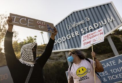 Protesta por la presencia de ICE frente al estadio de los Dodgers