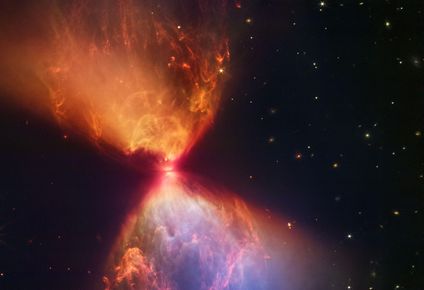 Las protoestrellas están rodeadas de nubes de material que alimentan su crecimiento.