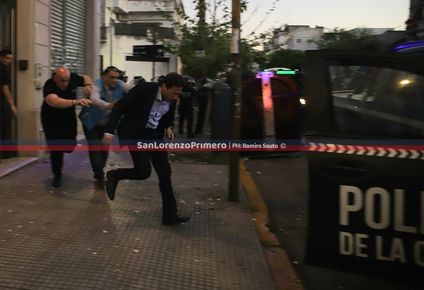 marcelo moretti, presidente de san lorenzo, se retiro corriendo de la sede y en patrullero; mira el video