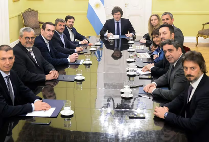 Javier Milei junto a los diputados nacionales&nbsp;Martín Arjol, Luis Picat, José Federico Tournier, Mariano Campero y Pablo Cervi