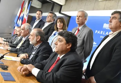La bancada de coalición al anunciar acuerdo por la Rendición de Cuentas.