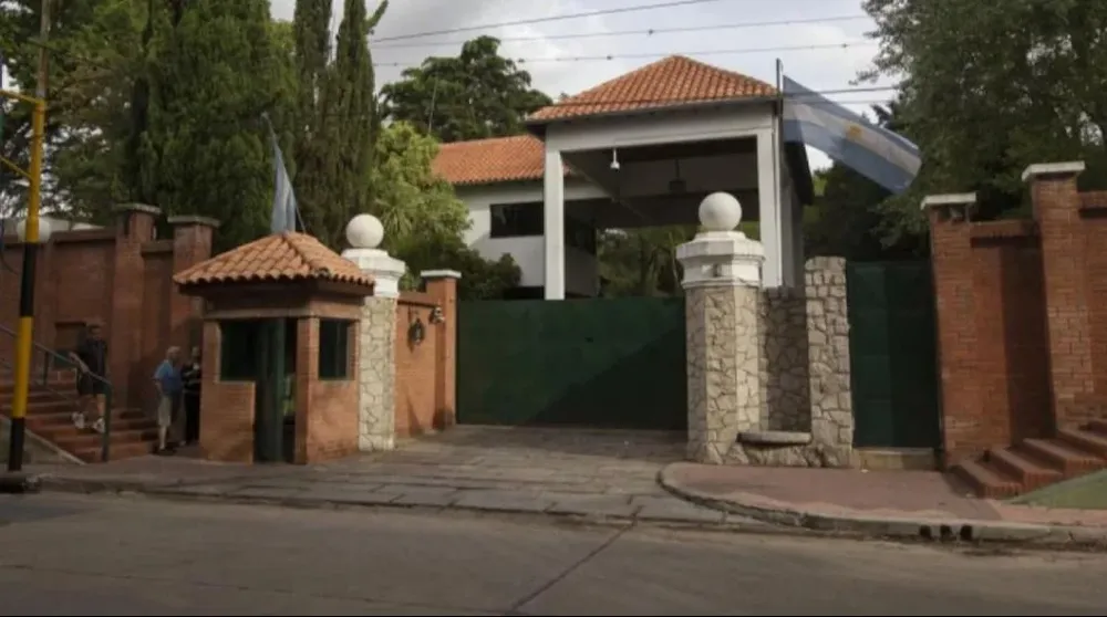 Javier Milei despidió al personal civil de la quinta de Olivos y los reemplazó por militares.