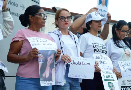 Los familiares continúan esperando la liberación de los presos, expresando "agotamiento físico y emocional" después de más de 48 horas de espera.