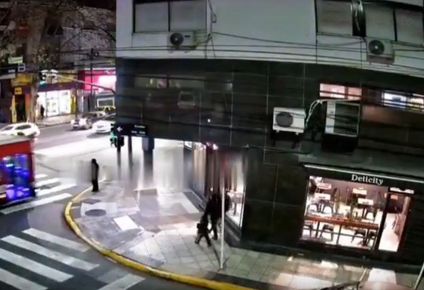video | impresionante choque de un colectivo en recoleta: embistio a un peaton y termino incrustado contra un semaforo