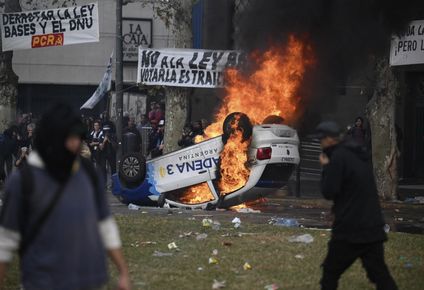 violencia frente al congreso: piedras, bombas molotov, autos incendiados y al menos 29 detenidos