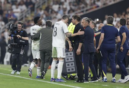 Federico Valverde habla con Diego Simeone después de la provocación del entrenador al futbolista Vinicius Jr en la semifinal de la Supercopa de España entre Real Madrid y Atlético Madrid