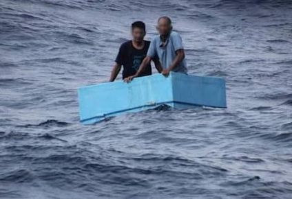 Las imágenes divulgadas por las autoridades dan cuenta del tanmaño de su embarcación en la vastedad del mar Pacífico.