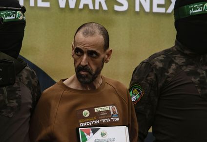 Eli Sharabi fue liberado este sábado junto a otros dos rehenes tras 16 meses en cautiverio.