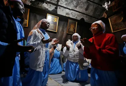 peregrinos de todo el mundo visitan belen para celebrar la navidad