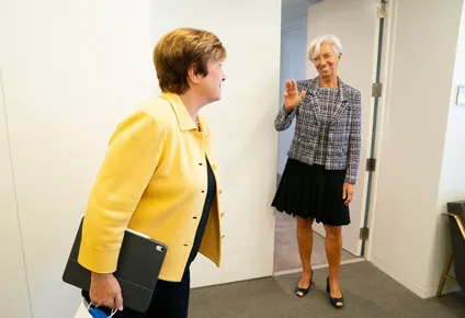 Kristalina Georgieva junto a Christine Lagarde