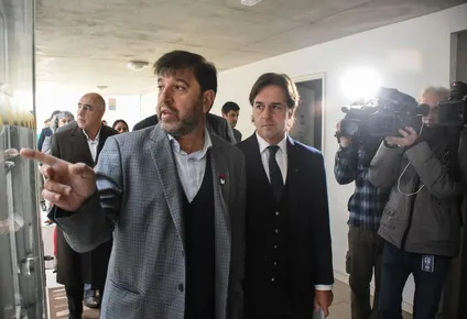 Fernando Pereira junto a Luis Lacalle Pou en la sede del Frente Amplio